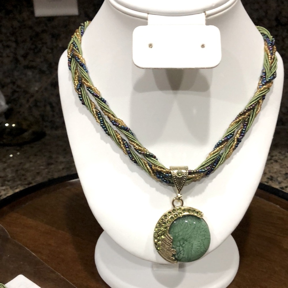 0-1- Elegant Green and Gold beaded Necklace